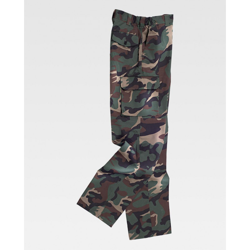 Pantalón con refuerzos y estampado de camuflaje