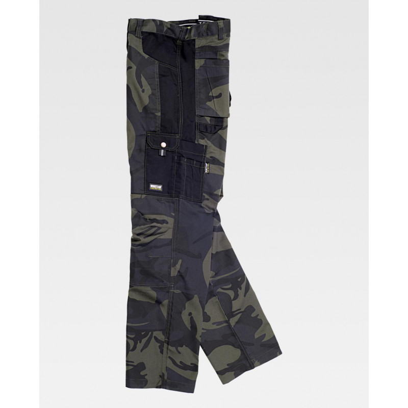 Pantalón con estampado camuflaje con refuerzo en rodillas