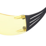 Gafas de protección con lente ámbar de montura negro/verde, antirrayaduras y antiempañante 3M. REF: SF403AF