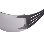 Gafas de protección de lente gris, montura negra y verde, antirrayaduras/antiempañante 3M. REF: SF402AF